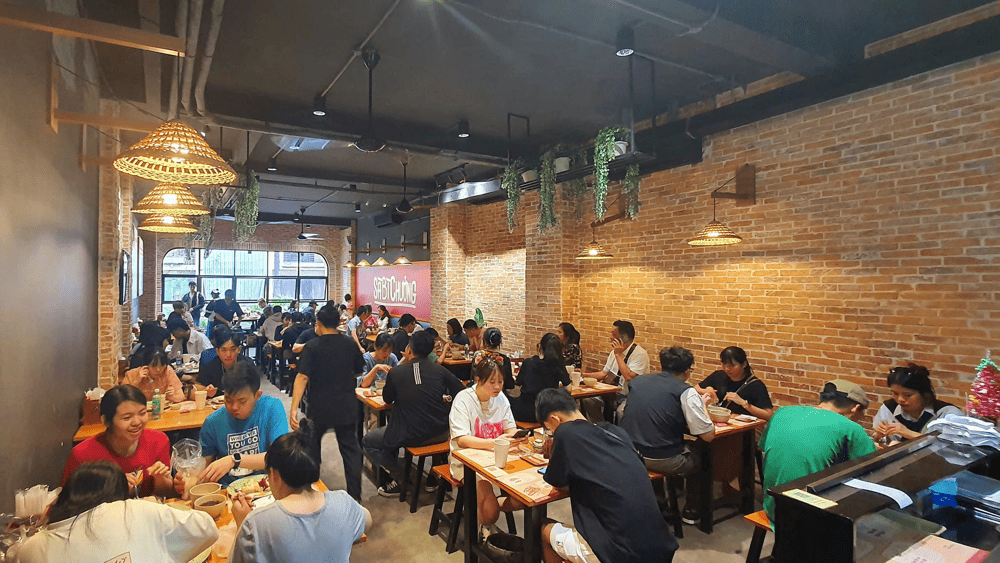 Cơm tấm S&agrave; B&igrave; Chưởng chuẩn vị S&agrave;i G&ograve;n với đa dạng topping sẽ l&agrave; một lựa chọn mới mẻ cho bữa s&aacute;ng tại H&agrave; Nội (Nguồn: Cơm T&acirc;́m Sà Bì Chưởng)